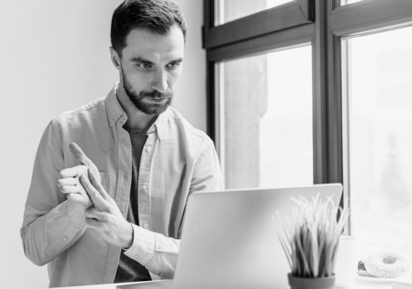 Equipo de lunoravexium trabajando en análisis financiero colaborativo